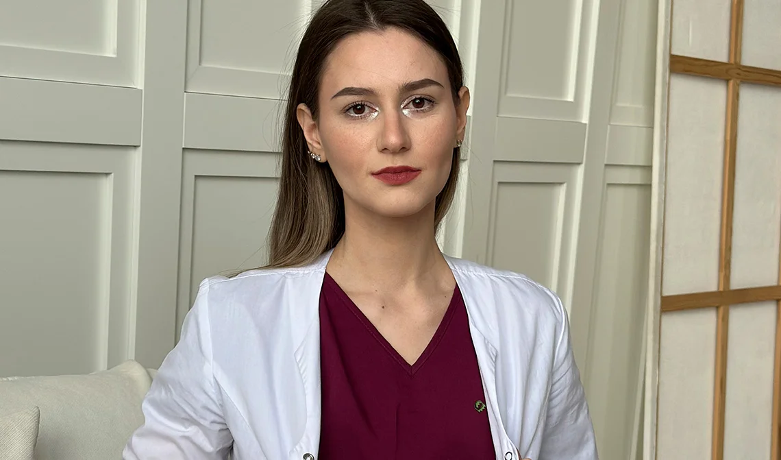 доктор в белом халате смотрит в камеру