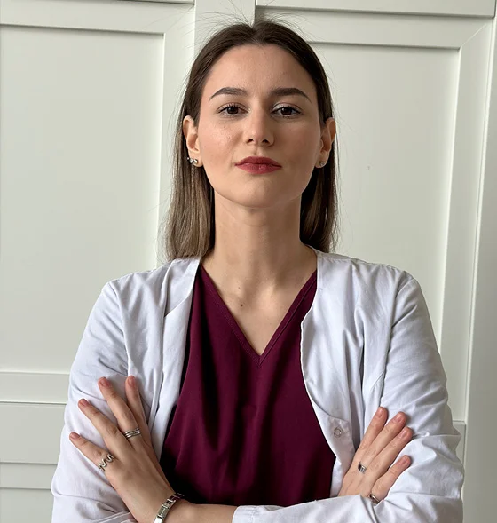 доктор в белом халате смотрит в камеру